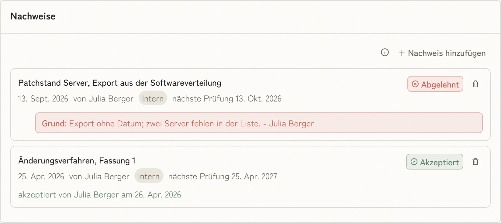 Ein abgelehnter Nachweis zum Patchmanagement mit Grund: Export ohne Datum, zwei Server fehlen in der Liste. Darunter ein akzeptierter Nachweis.